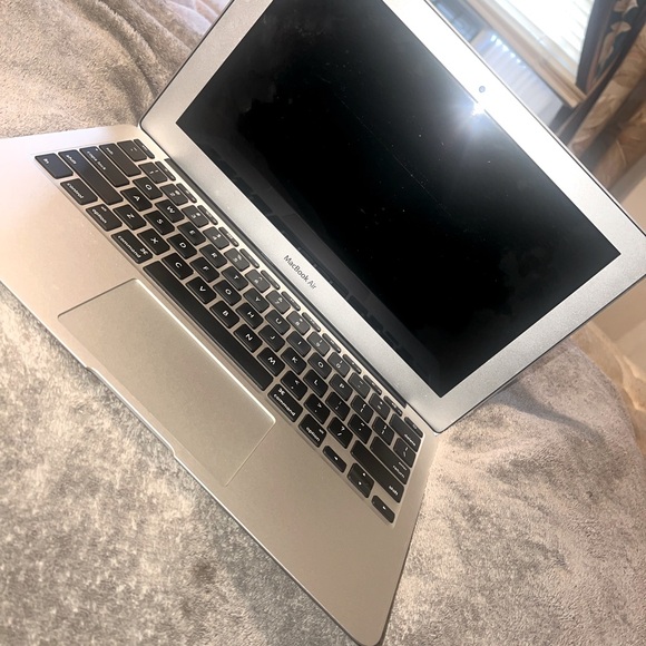 MacBook Air - Picture 1 of 4